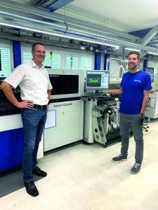 Nach Erfahrungen mit dem flexiblen SPI-System setzt SMTEC nun auch auf 3D-AOI des gleichen Herstellers. Im Bild Produktionsleiter Dan Schwegler (rechts) mit Andreas Keller von SmartRep 