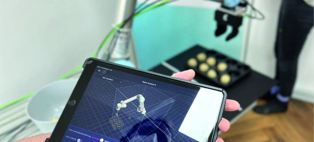 Der Kobot im IoT-Labor lässt sich per Tablet anlernen und steuern