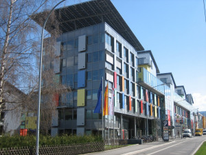 Das Gebäude des Öko-Instituts in der Freiburger Merzhauser Straße. Büros gibt es außerdem in Darmstadt und in Berlin