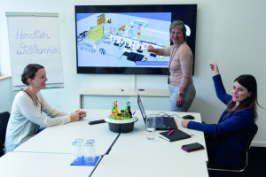 Die Dresdner Softwareschmiede Dualis fördert Frauen in IT und Industrie 4.0. Hier diskutieren Sophie Apelmeier (l.) Heike Wilson und Evelin Dietrich (r.) eine Visualisierung 