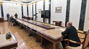 Abb. 2: Präsident Putin spricht mit seinen Beratern