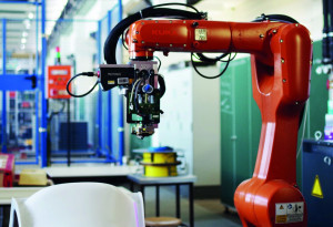 FhG-ENAS und TU Chemnitz arbeiten beim 3D-Druck-Projekt eng zusammen: Versuchsaufbau an der TU mit Kuka-Roboter samt anmontiertem Inkjet-Druckkopf, Triangulations-sensor und Tiefenkamera (r.)