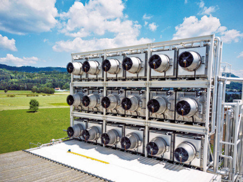 Abb. 2: Eine Reihe von Ventilatoren saugt Luft an,  um die CO2-Entfernungsanlage zu speisen