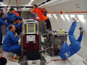 Schwerelos für Sekunden: Wissenschaftler der Universität Ulm bei einem Schmelzversuch  im Zero-G-Airbus der Firma Novespace  (Foto: Airbus Defence and Space)