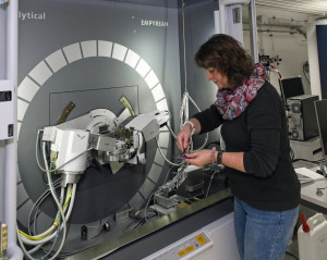 Empa-Forscherin Antonia Neels leitet das Zentrum für Röntgenanalytik. Sie ist Expertin für metallische Gläser  und wird die Proben aus der ISS analysieren