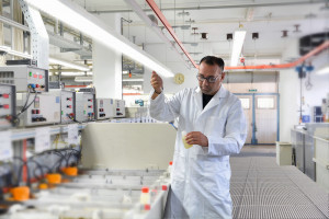 Mitarbeiter bei einer chemischen Analyse an einem der Bäder in der Galvanik