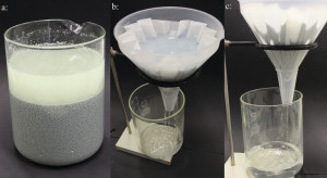Abb. 2: Ausfällung des Chromhydroxids nach der Zugabe der Kalkmilch (a);  Filtration der Lösung um das Chromhydroxid von der Klarphase zu trennen (b); Auffangen der Klarphase zur Analyse (c)