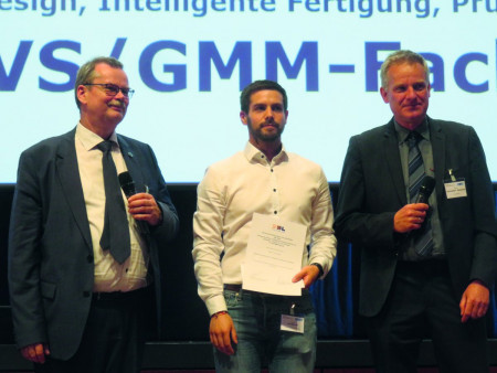 Nachwuchspreisträger Dominik Grosskurth mit Prof. Dr. Mathias Nowottnick und Prof. Dr. Martin Schneider-Ramelow