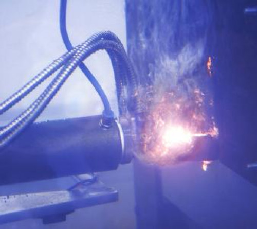 Metall wird unter Wasser mit dem Laser bearbeitet. (Foto: LZH)