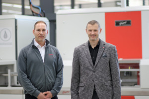Die Pero-Vertriebsingenieure Thomas Schwarz (links) und  Markus Gruber testen regelmäßig Originalbauteile ihrer Kunden  im Kompetenz-Zentrum  