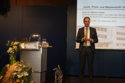 Prof. Hölzle vom ZSW beschrieb Herausforderungen und Chancen der neuen Energien
