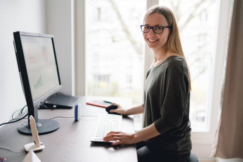 Bildschirmarbeitsplätze unterliegen noch keiner ASR. Die Politik will Homeofficeplätze aus dem Arbeitsstättenrecht ausnehmen