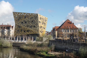 Ein eindrucksvolles Gebäude in Schwäbisch Gmünd  ist dieser Kubus. Die Fassade besteht aus eloxierten Aluminiumplatten
