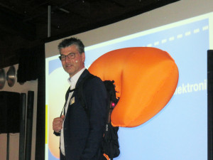 Dr. Richard Scheicher bei der Demo des Lawinen-Airbags