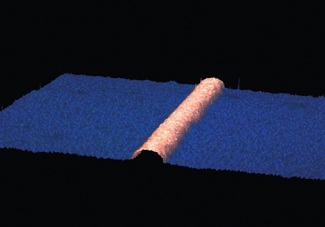3D-Konfokalmikroskopbild der Kupferleiterbahn einer Solarzelle,  die mit dem lasergestützten Verfahren von PV2+ hergestellt wurde. Forschern des Fraunhofer ISE ist es kürzlich gelungen, Silber bei der Galvanisierung von Solarzellen-Leiterplatten durch Kupfer zu ersetzen. Kupfer ist leichter erhältlich und günstiger 