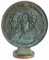 Gewinner des Galvanopreises erhalten auch diese Münze, auf der die Pioniere der Galvanotechnik, Dr. Georg Langbein und Wilhelm Pfanhauser, abgebildet sind.  Letzterer ist Autor eines Grundlagenwerks der Branche (Foto: DGO)
