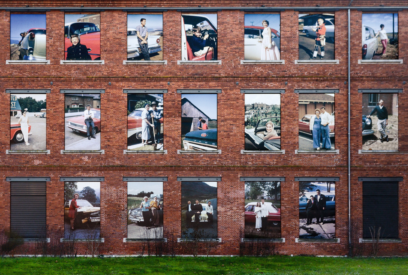 Der Mensch und sein Auto. Diese Fotos, vorwiegend aus Amerika stammend, zieren die Rückfassade des Museums