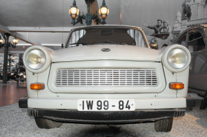 Trabant Was dem Wessi sein Käfer war dem Ossi sein Trabbi. Der querstehende Zweitaktmotor mit dem Frontantrieb und der Karosserie aus Duroplast waren technische Meisterleistungen in den 1950er Jahren. Das Modell 601 wurde zum Symbol der politischen Wende in der DDR  