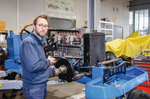 Der Chef der Restauration, Brice  Chalançon, arbeitet an einem Bugatti-Rennwagen  mit dem Spitznamen „Tank“