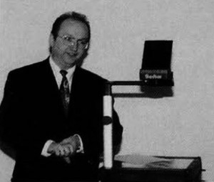 Herr Spielvogel von der DGO-Bezirksgruppe Leipzig/Halle illustrierte seinen Vortrag 1997 noch mit einem  Overhead-Projektor statt wie heute üblich per Beamer (Foto: DGO)