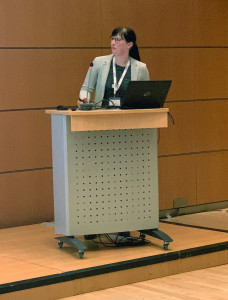 Julia Ulrich spannte in ihrem Vortrag über metallisierte Textilien den Bogen von der Textilindustrie zur  Galvanotechnik