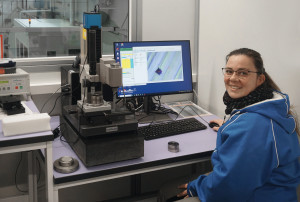 Susanna Ribau kontrolliert die Produktion einer Produktionslinie  für physikalische Oberflächenbeschichtung im Werkstofflabor