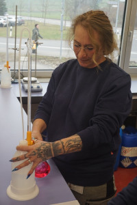 Kathrin Fröhlich zeigt ihr Tatoo. Sie ist Chemikantin im nasschemischen Labor