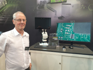 Produktmanager Karl Kapp (Solectrix) zeigt uns die 3D-Digitalmikroskopie-Plattform ‚Sinascope‘, hier bei der Untersuchung winziger Elektronikbauteile