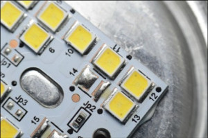Abb. 2 und 3: Replacement von BGAs und Rework an temperaturempfindlichen SMD-LEDs