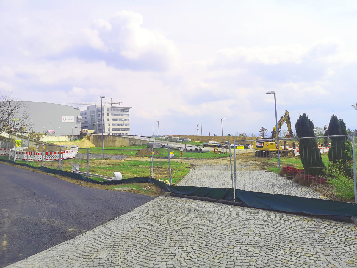 Baugrund für die neue Fab in Dresden, die ab 2026 Leistungshalbleiter und Mixed-Signal-Schaltkreise herstellen soll