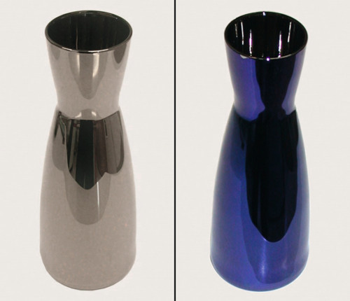 b) Foto-Aufnahme einer Niob PVD-beschichteten Vase aus Glas vor (links) und nach dem Anodisieren (blau)