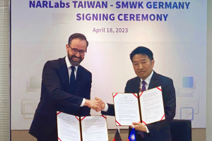 Der sächsische Wissenschaftsminister Gemkow und NARLabs-Geschäftsführer Yu-Hsueh Hsu unterzeichnen eine Kooperationsvereinbarung zwischen Sachsen und Taiwan in Taipeh