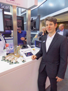 Ricardo Schmidt mit FlashFOX, einem kompakten Stand-Alone Produktions-Programmer zur Embedded In-System-Programmierung (ISP)