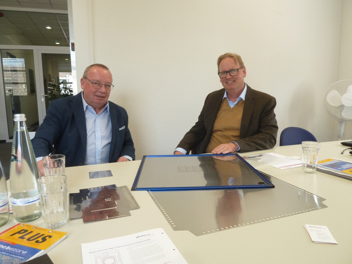 Axel Meyer (Vertriebsleiter) und Ulf Jepsen (Geschäftsführer) von Photocad zeigen der PLUS-Redaktion fertige Schablonen mit und ohne Schutzrahmen