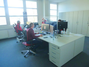 Blick in die Büroräume von Photocad: In der Arbeitsvorbereitung werden die Daten für die SMD-Schablonen aufbereitet