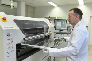 Die nächste SMD-Schablone wird in der LPKF-Laseranlage produziert