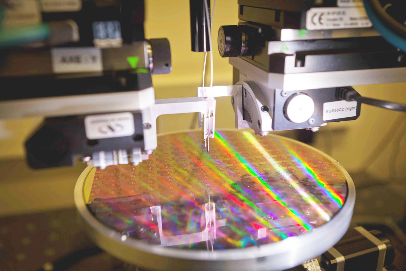 Optische Tests im Wafer-Maßstab von integrierten Silizium-Photonik-Schaltungen auf einem 200 mm Silizium-auf-Isolator-Wafer nach der Herstellung in einer CMOS-Fabrik