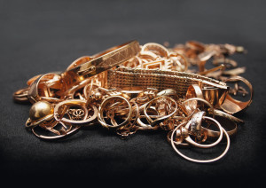 Altgold, das vielleicht einmal Teil einer Goldanode sein wird. In Lara Fuchs' Handgalvanik werden Steckverbinder vergoldet. (Foto: stock.adobe.com/Cloudy Design)