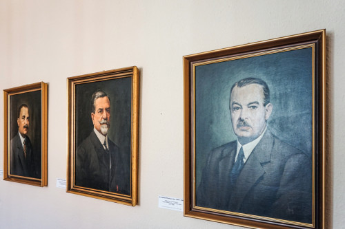 Gemäldereihe der Pfannhauser-Familie. Ganz rechts: Dr. Wilhelm Pfannhauser, Mitbegründer der Langbein-Pfannhauser Werke