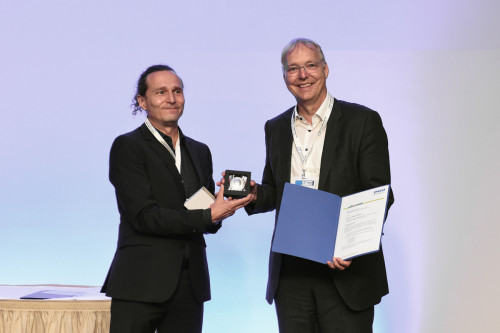 DGO-Präsident Dr. Martin Metzner überreichte Dr. Andreas Zielonka den Jacobi-Preis