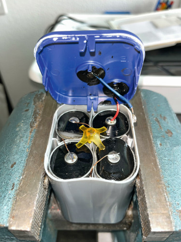 Ein Batteriepack hoher Leistungsfähigkeit für industrielle Anwendungen wird für die Analyse zerstört
