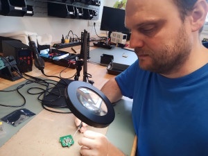 Senorics-Laborassistent Thomas May lötet einen organischen Sensor auf eine Leiterplatte