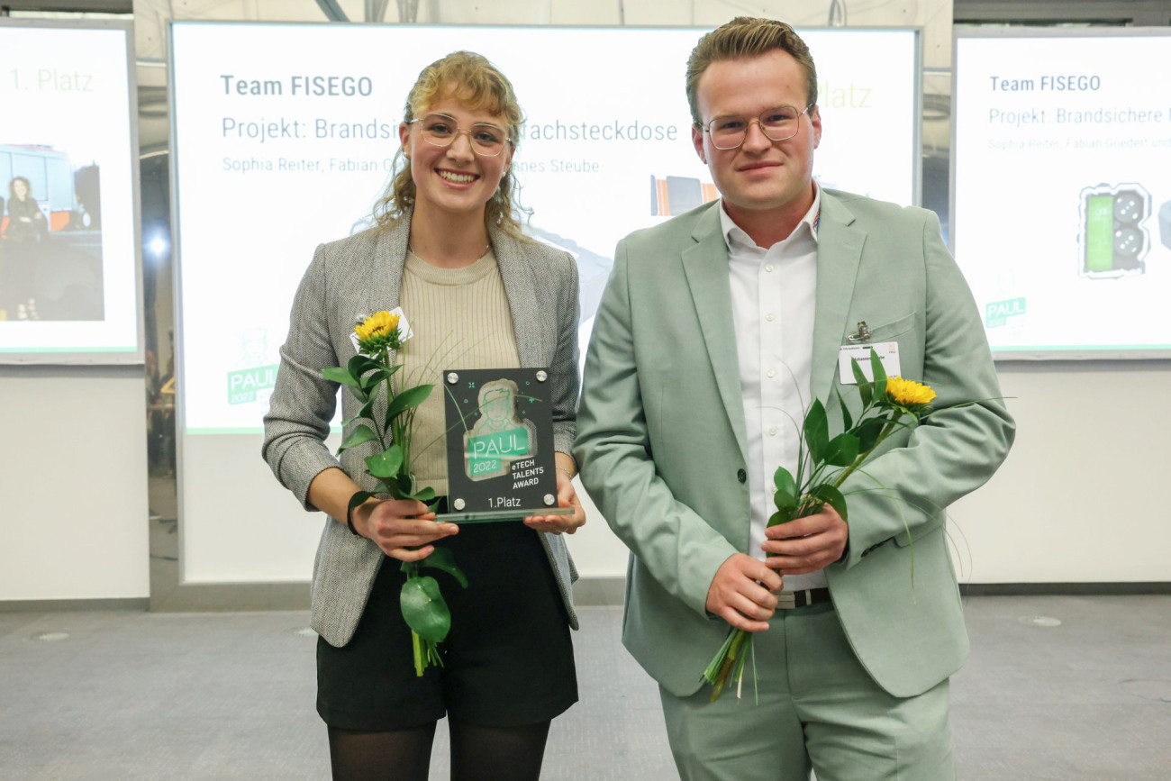 Sieger des FED-Award 2022 mit ihrem Design einer brandsicheren Mehrfachsteckdose: Das Team FISEGO (Sophia Reiter, und Johannes Steube; nicht abgebildet Fabian Goedert)