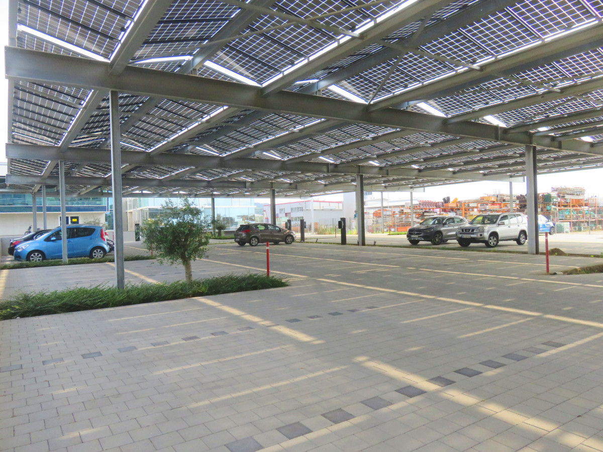 Eltropans neuer Solarpark: Der Blick von unten zeigt die aufwendige Konstruktion der Parkplatzüberdachung; Bild: Eltroplan