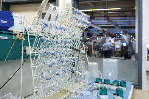 Reagenzgläser im Chemielabor. Bei IMO Oberflächentechnik kommen mehrere hundert Elektrolyte zum Einsatz