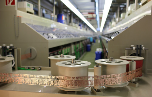 Rollenführung des Metallbands an einer der Bandanlagen (Foto: IMO Oberflächentechnik)