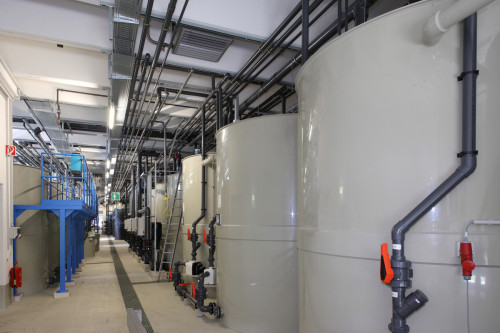 Modernste Abwasser- und Lufttechnik sorgen u. a. dafür, dass in jeder der Hallen sechs bis sieben Mal pro Stunde die Luft ausgewechselt wird (Foto: IMO Oberflächentechnik)