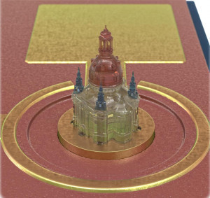 Die Farbschichten in diesem beispielhaften Mikromodell der Dresdner Frauenkirche stehen für die verschiedenen Kunststoffe, die der Multimaterial-3D-Druckkopf von Heteromerge verarbeiten kann