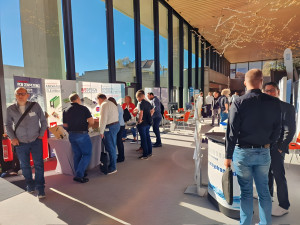 Ausstellung im sonnendurchfluteten Foyer