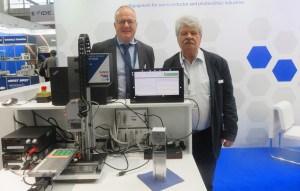 Dirk Buße und Prof. Dr. Hans-Jürgen Albrecht vor dem mit dem productronica innovation award ausgezeichneten Heat- Flow-Test-System HFTS320